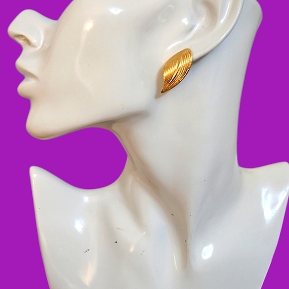 Vintage Swirled Wavy Leaf Post Earrings - Picture 1 of 4
